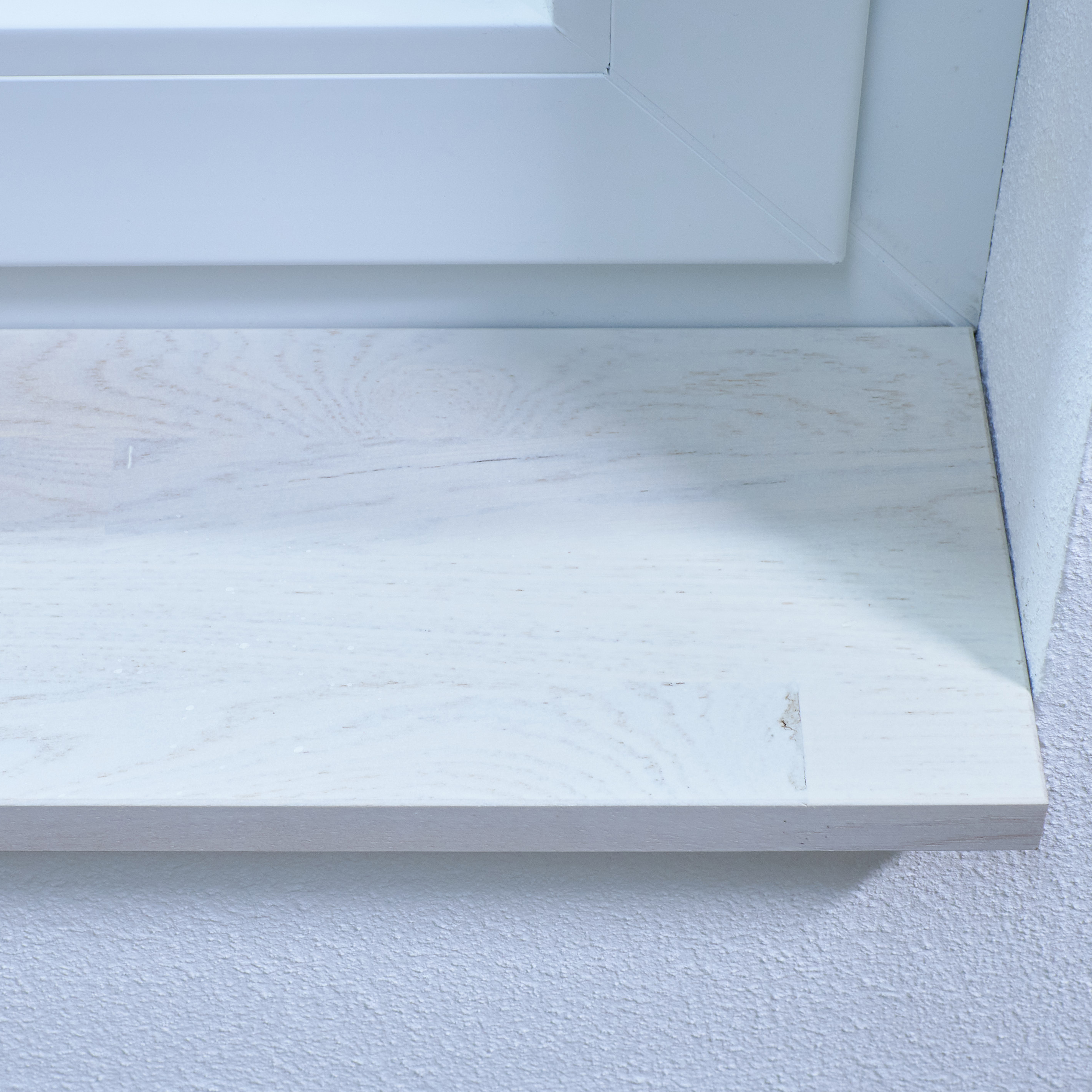 Appui de fenêtre en chêne sauvage teinté blanc, abouté, gros plan du chant avant avec veinage et petit nœud