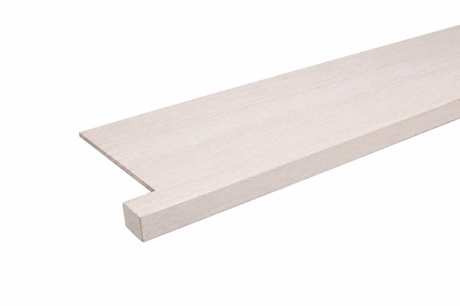 Appui de fenêtre de rénovation en hêtre teinté blanc, détail du chant avant à profil coudé et de l'embout latéral
