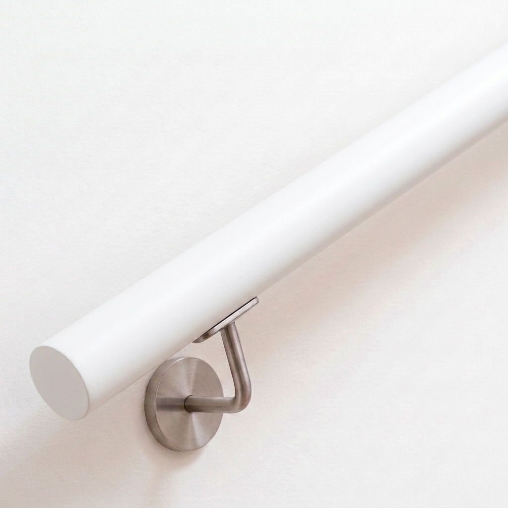 Main courante ronde en hêtre laquée blanc avec support inox sur mur blanc, extrémité droite, vue oblique de dessus