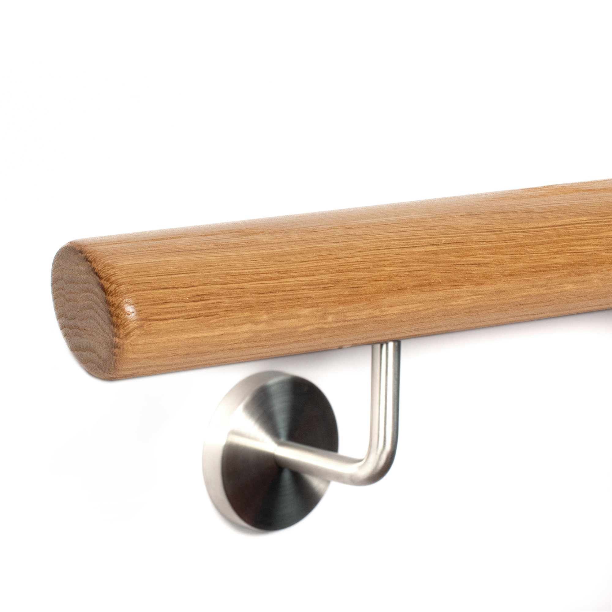 Main courante ovale en chêne rouge avec support inox, détourée en biais de face, chêne clair au veinage visible