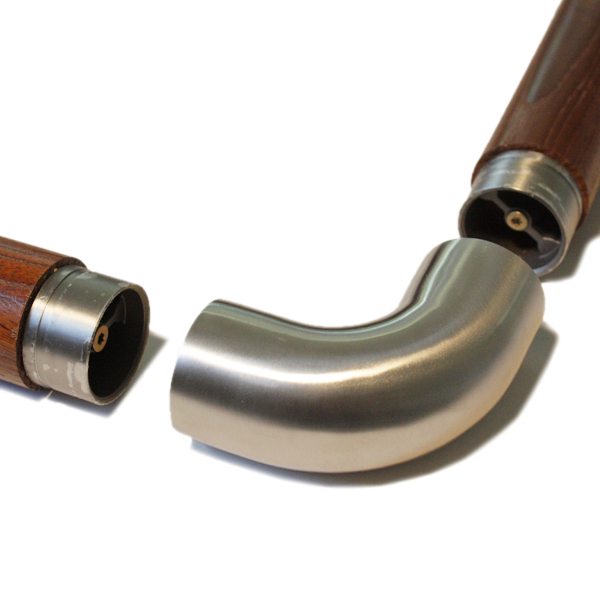 Coude à 90° en acier inoxydable entre deux mains courantes rondes en bois avec raccords inox, avant l'assemblage