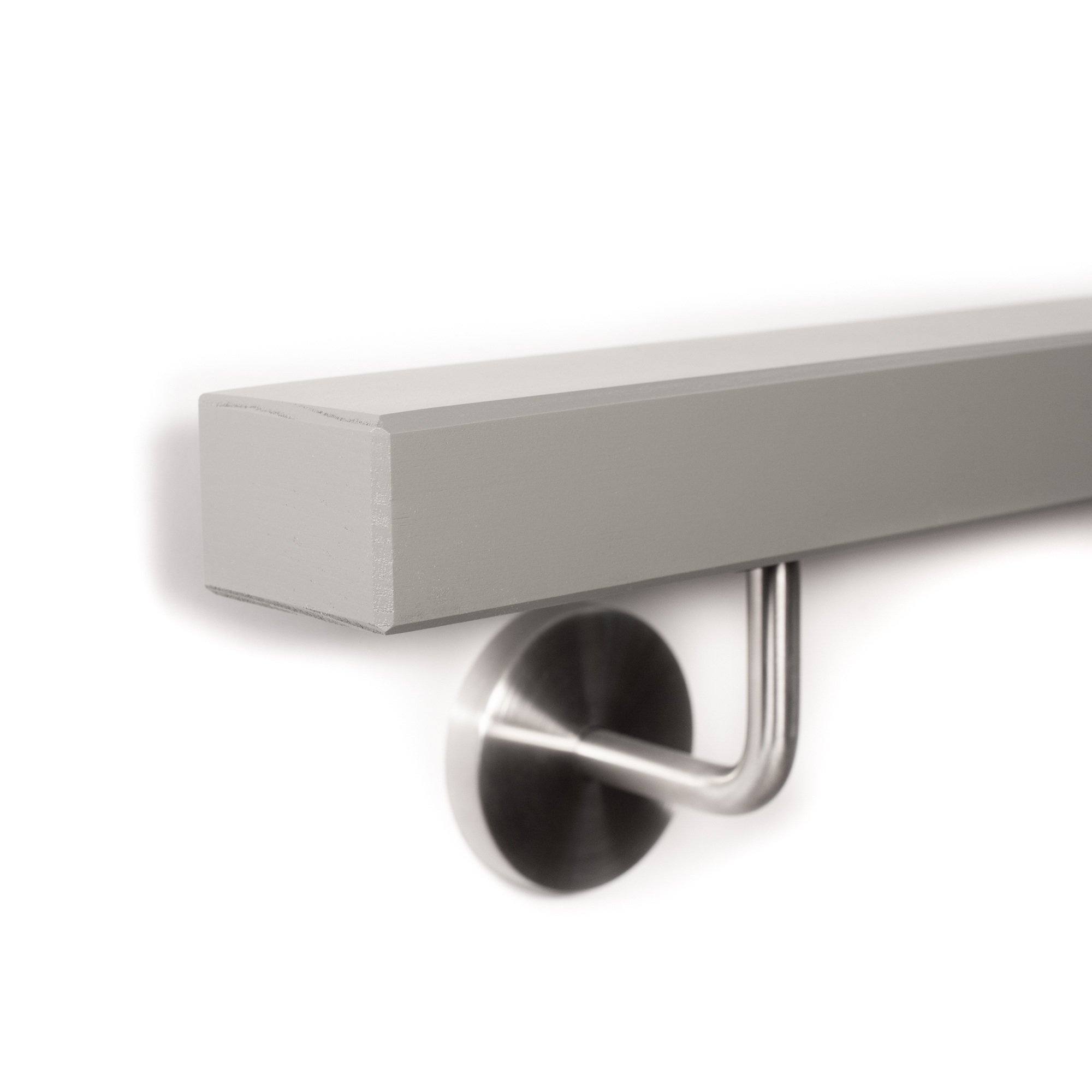 Main courante rectangulaire en hêtre gris posée à plat avec support inox, extrémité chanfreinée sur les arêtes