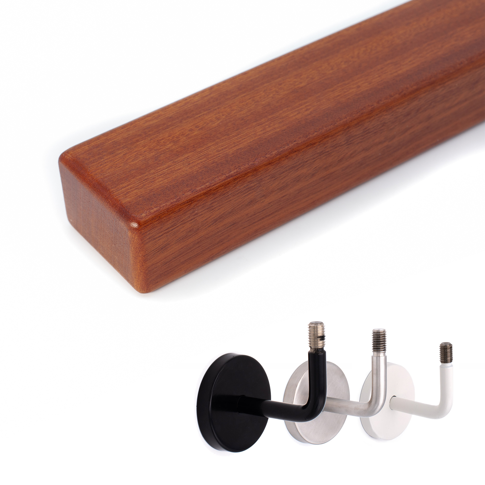Main courante rectangulaire en acajou aux arêtes arrondies, en dessous trois supports muraux : noir, inox et blanc