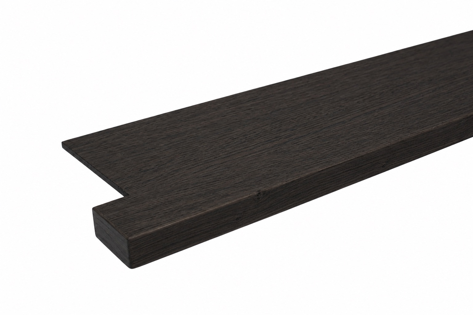 Appui de fenêtre de rénovation en chêne teinté noir, détail du chant avant à profil coudé et de l'embout latéral