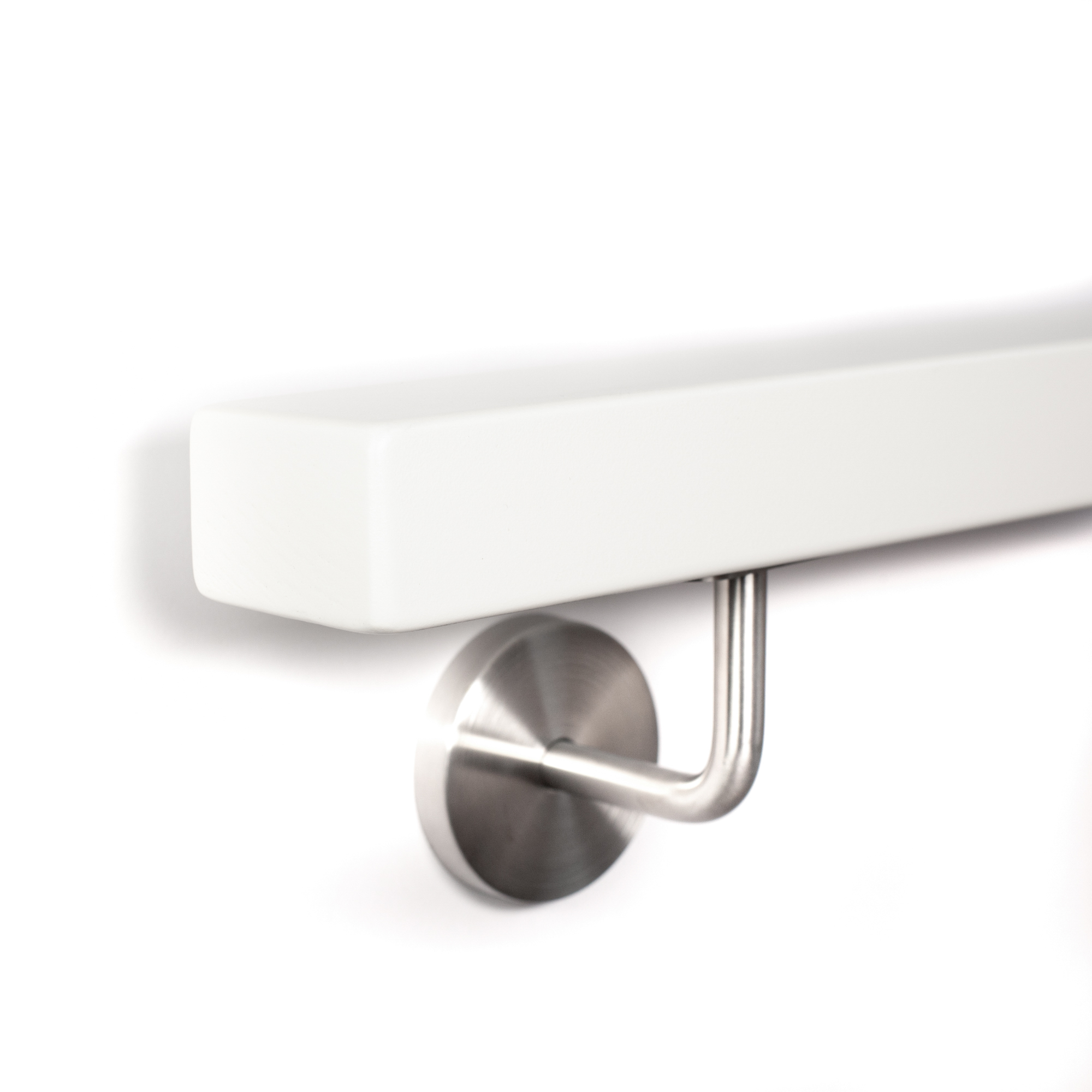 Main courante rectangulaire en hêtre blanc posée à plat avec support inox, extrémité en rayon, arêtes arrondies