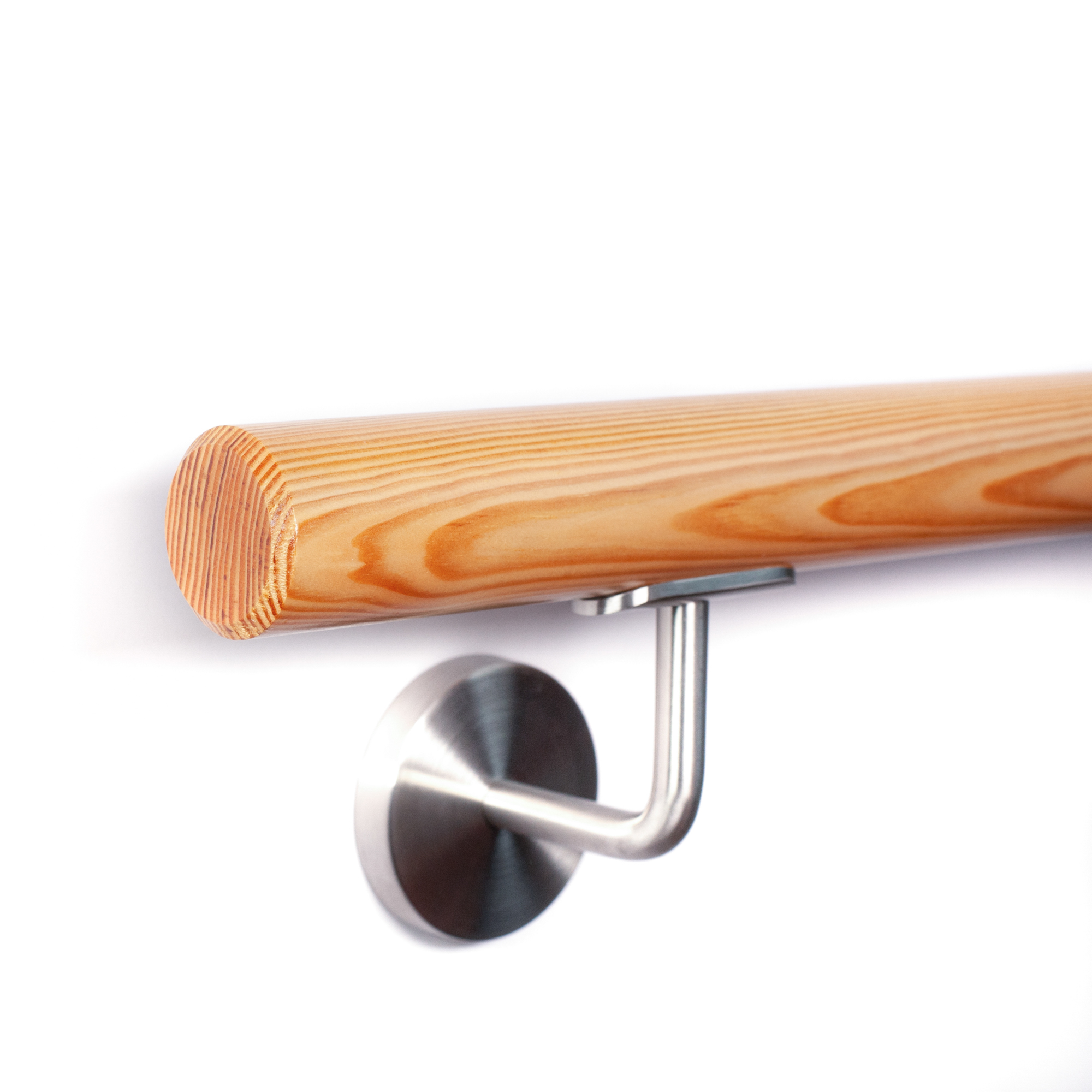 Main courante ronde en pin à extrémité chanfreinée et support rond en inox, détourée sur fond blanc