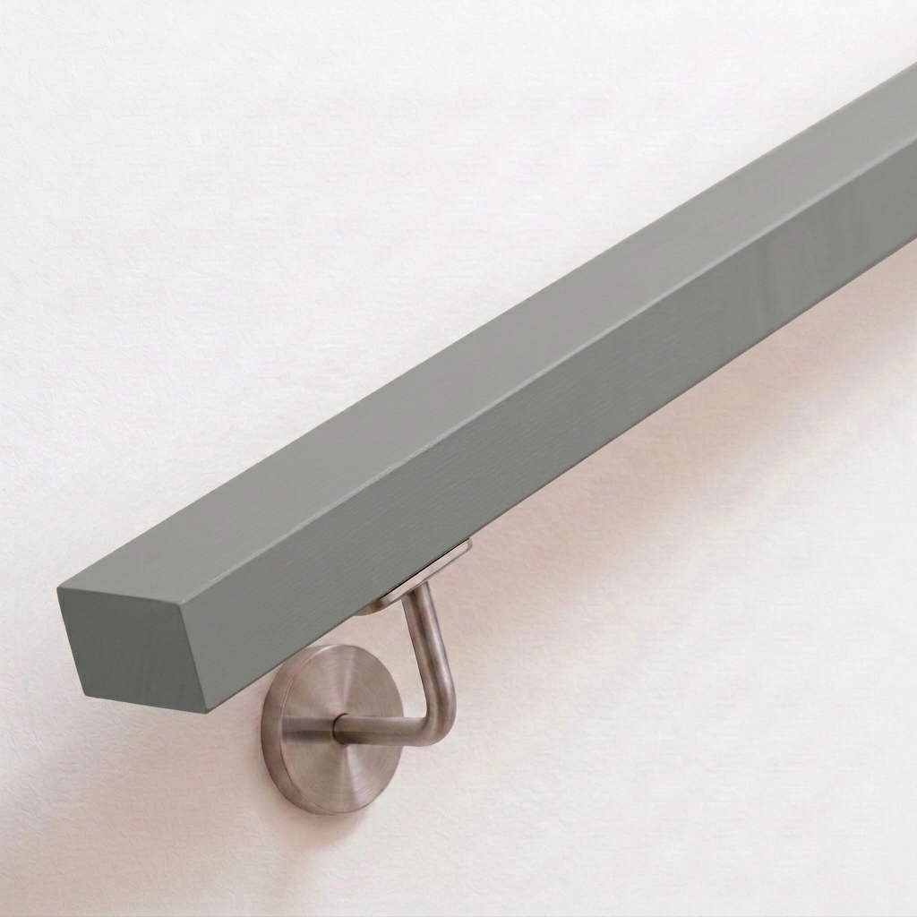 Main courante rectangulaire en hêtre laquée gris avec support inox sur mur blanc, extrémité droite, vue oblique