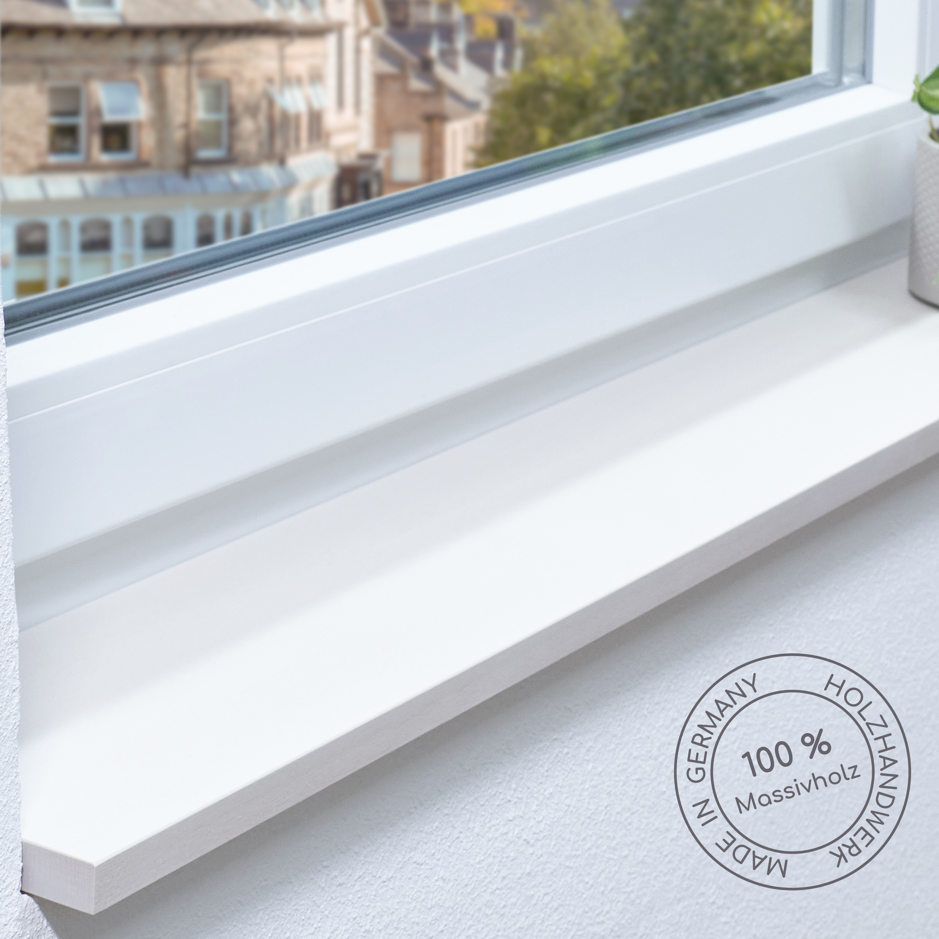 Appui de fenêtre blanc en bois massif à la fenêtre, vue sur des maisons de ville, label Made in Germany 100 % bois massif