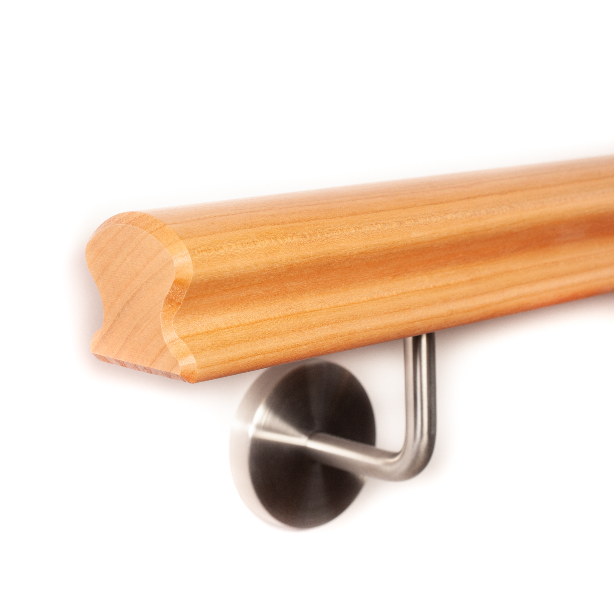 Main courante Omega en merisier à extrémité chanfreinée et support inox rond, détourée, bois rougeâtre sur fond blanc