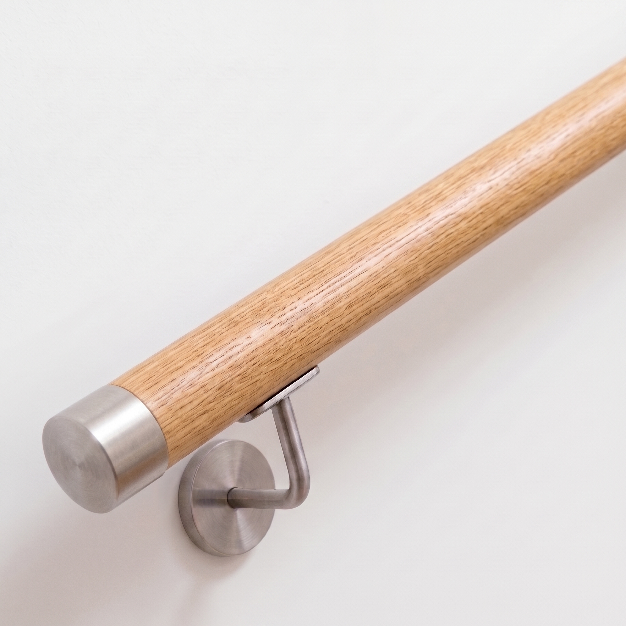 Main courante ronde en chêne avec pièces en acier inoxydable, Ø 42 mm | escalier, garde-corps, mur | sur mesure
