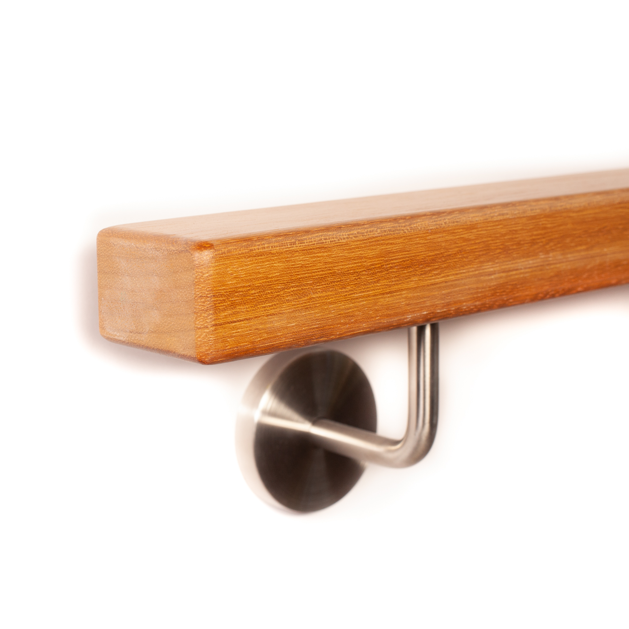 Main courante rectangulaire en iroko aux arêtes arrondies en bout, avec support inox, détourée sur fond blanc
