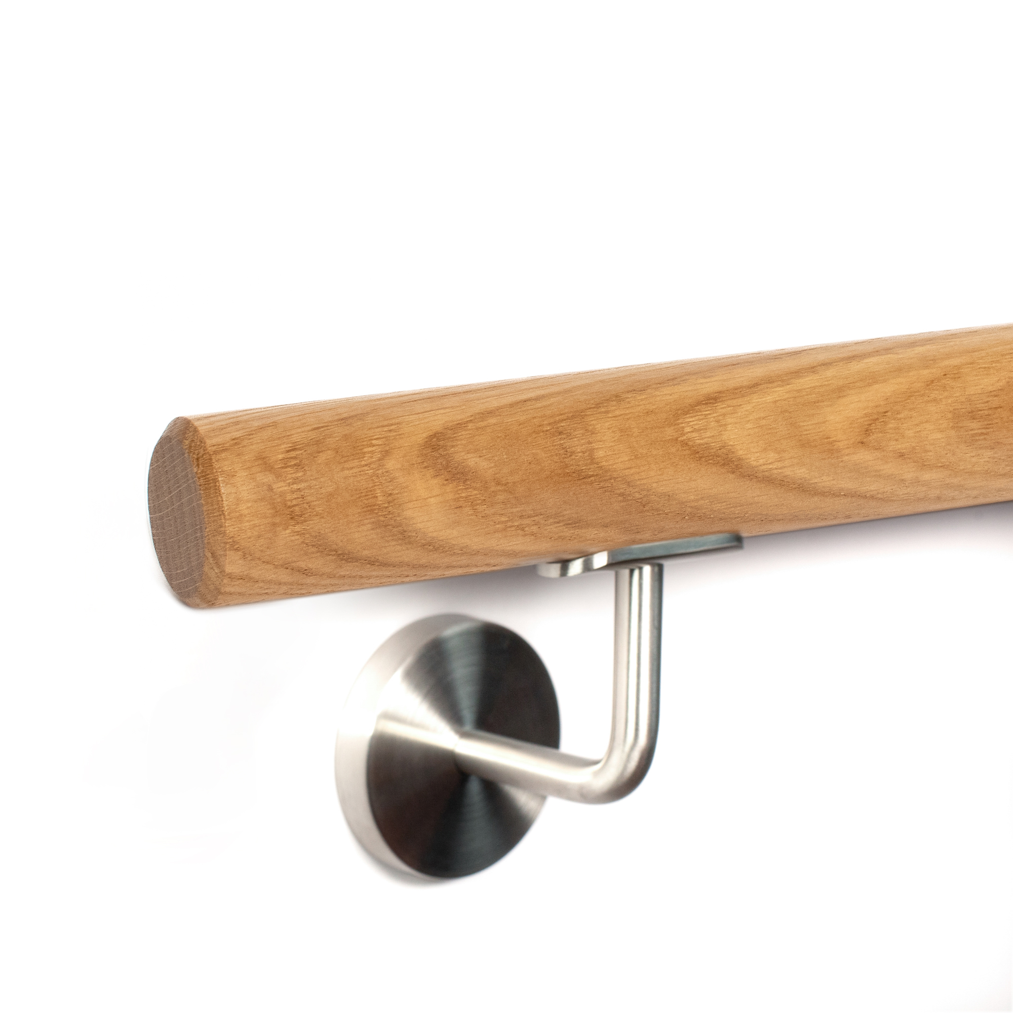 Main courante ronde en chêne rouge avec support inox, détourée en biais de face, chêne clair au veinage visible