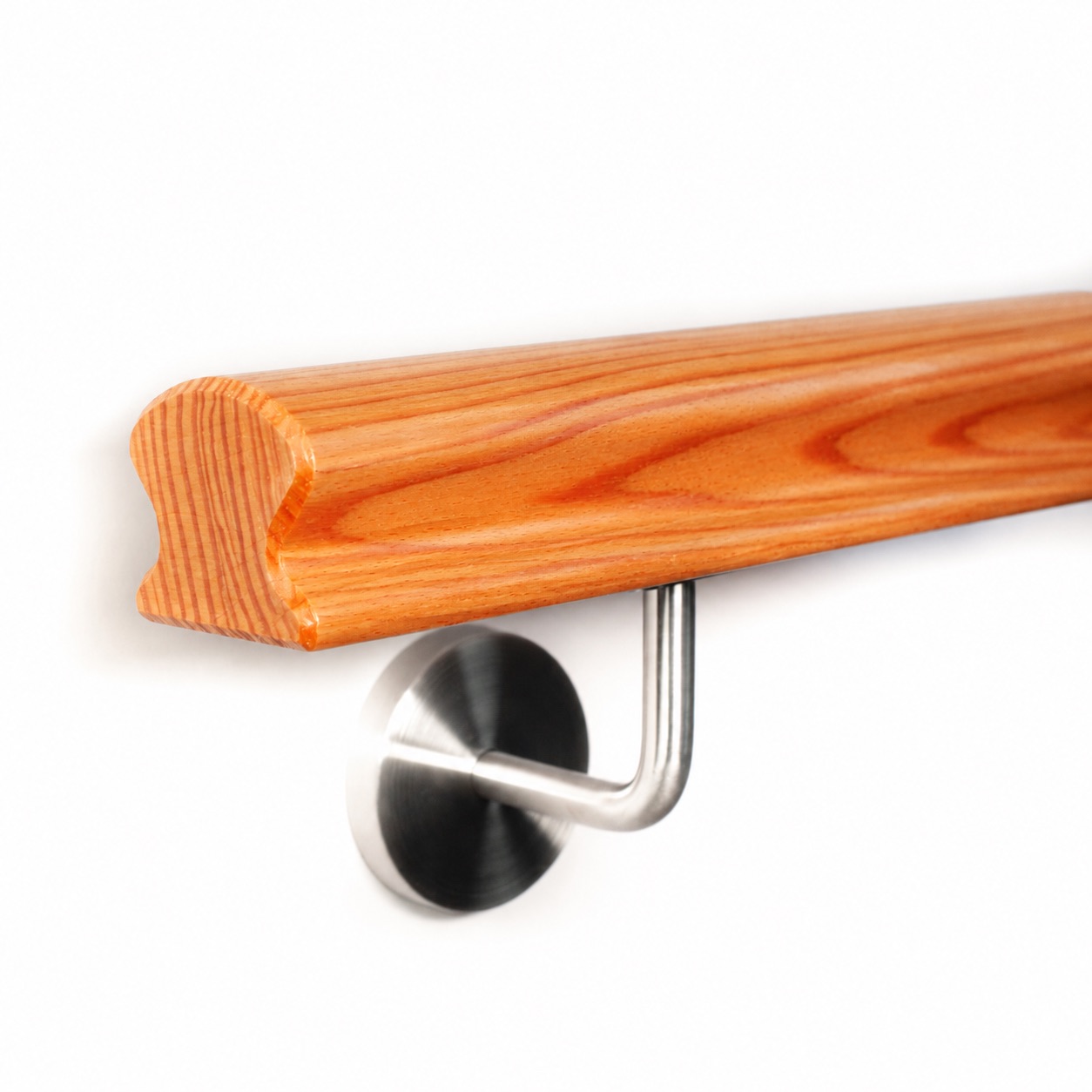 Main courante Omega en mélèze avec support mural inox, profil Omega à rainure latérale et veinage rougeâtre marqué