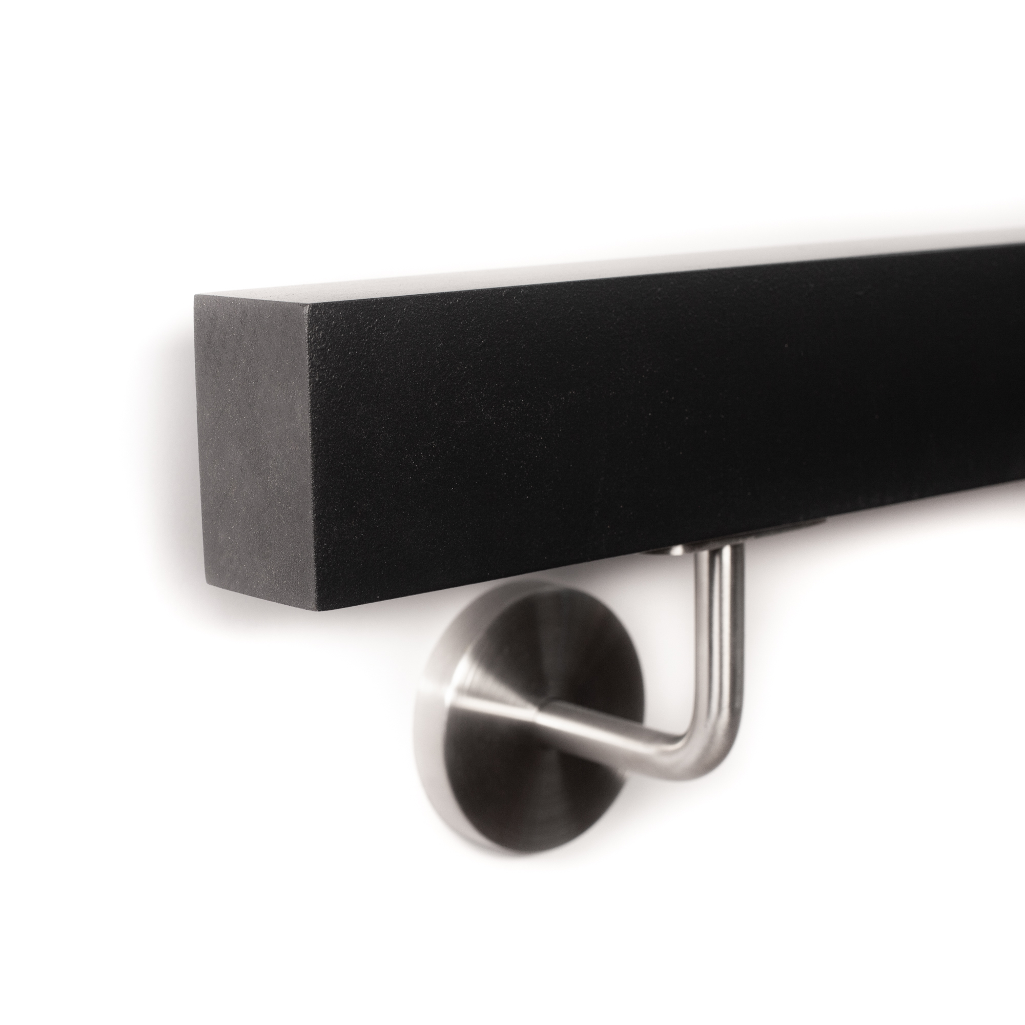 Main courante rectangulaire en hêtre noir posée sur chant avec support inox, extrémité droite, arêtes vives