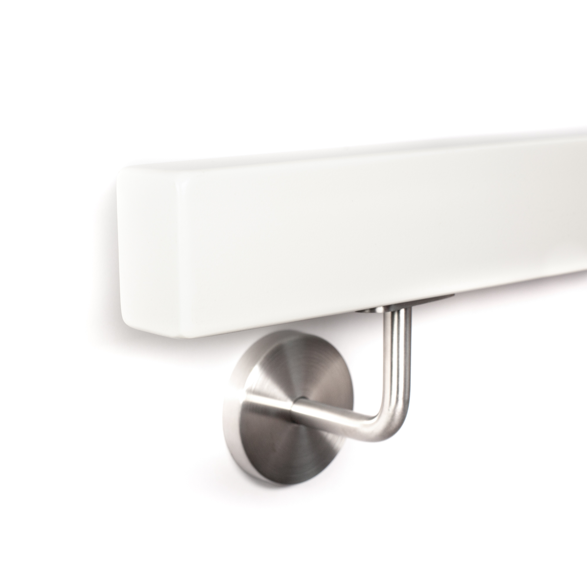 Main courante rectangulaire en hêtre blanc posée sur chant avec support inox, extrémité en rayon, arêtes arrondies